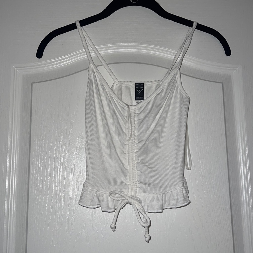 super cute white windsor top